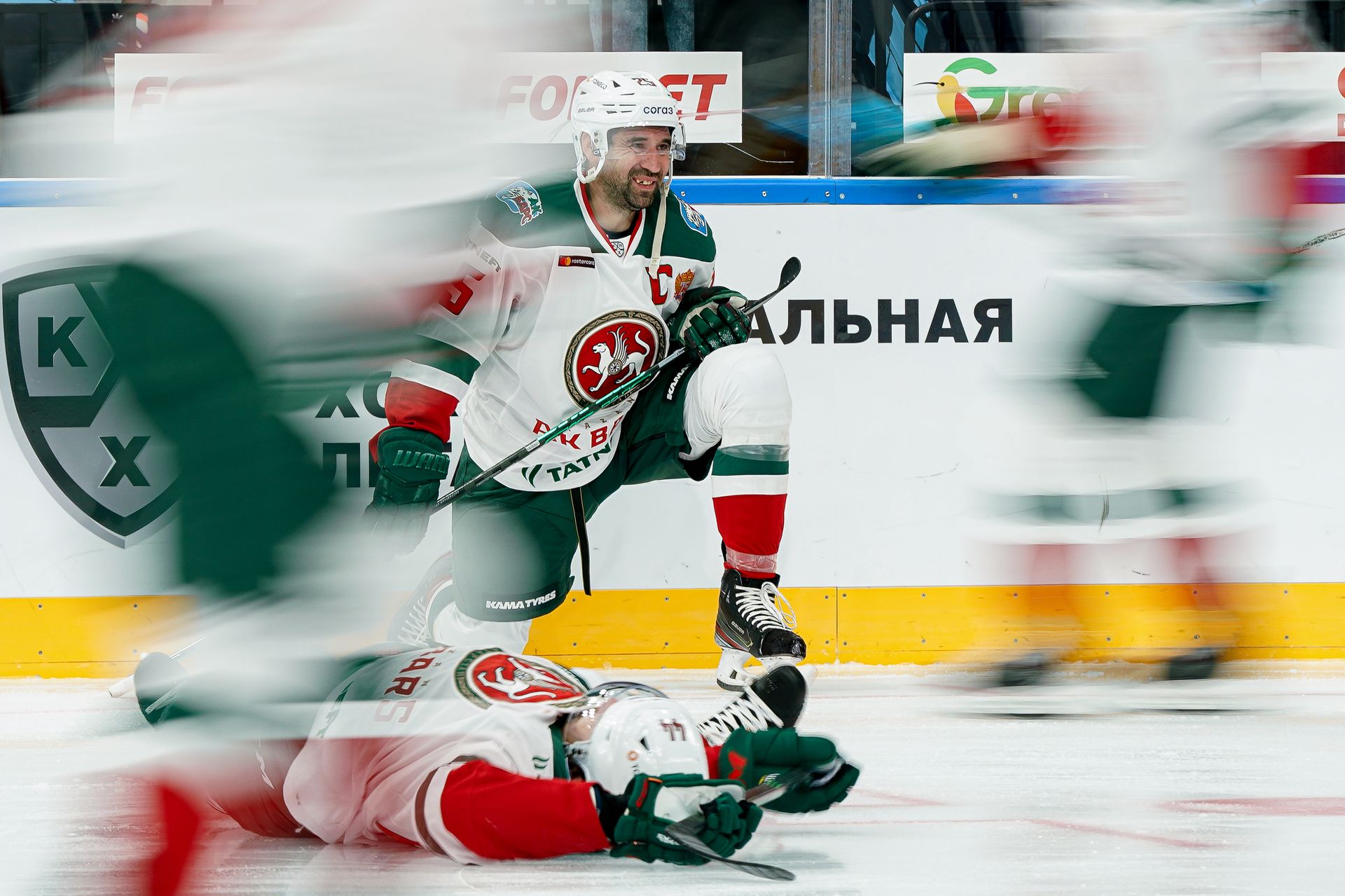 Ак барс хоккейный клуб таблица. Хенкель хоккеист АК Барс. Хенкель игрок АКБАРСА. Хк Динамо Минск больлещик. Кэмпфер признан лучшим игроком "АК Барса" в сезоне-2021/22